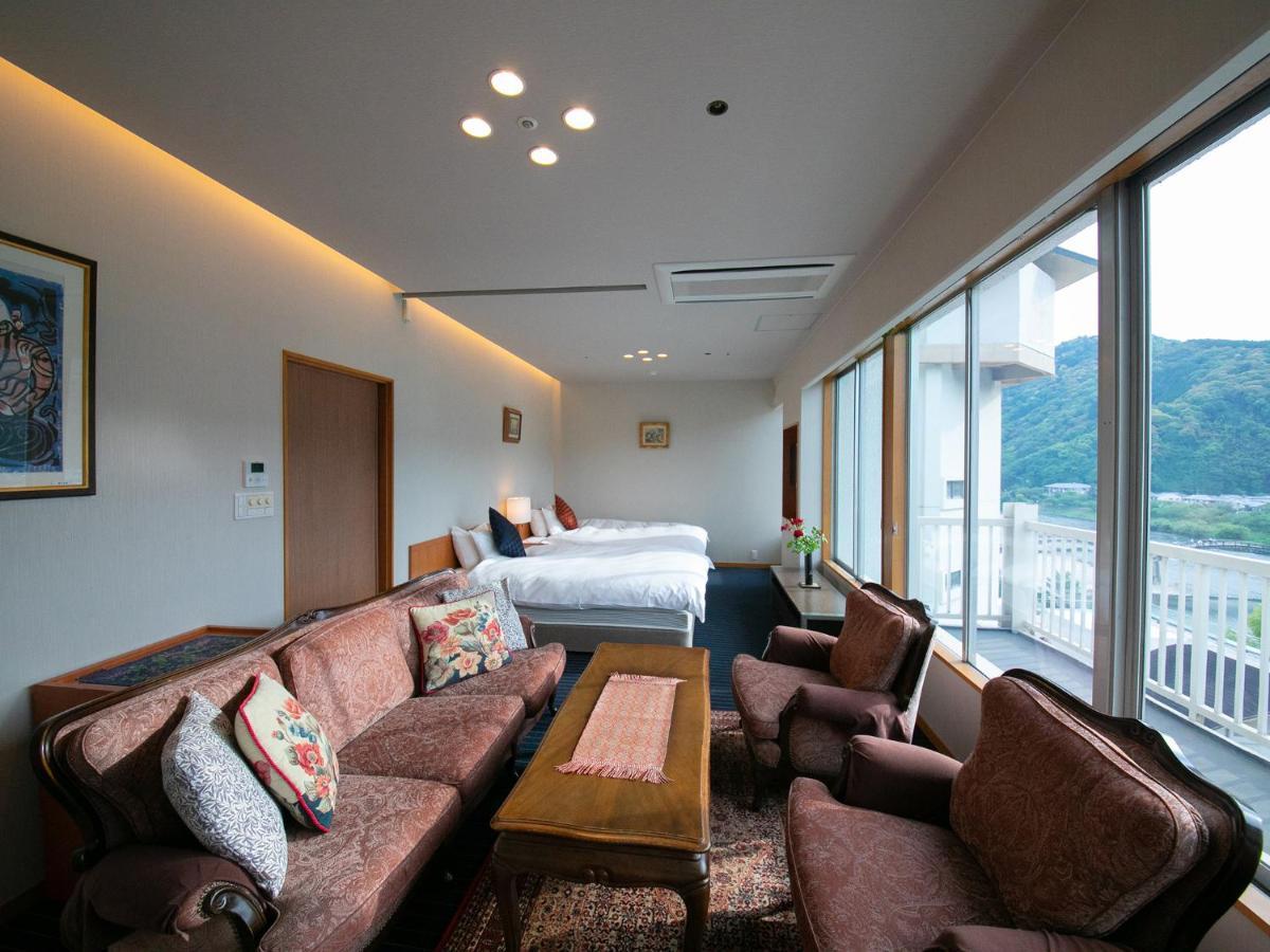 Iwakuni Kokusai Kanko Hotel Exterior foto
